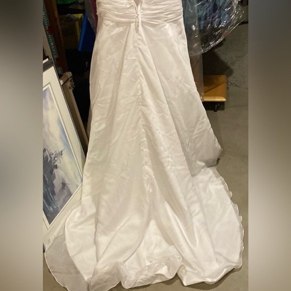 Kathy Ireland 2Be a-line ivory organza wedding gown - Picture 4 of 9